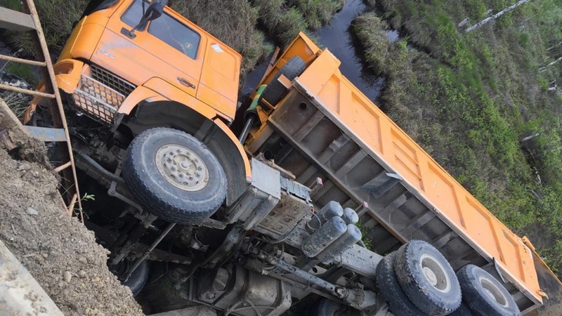 На трассе в Югре грузовик улетел в кювет - пострадал пассажир