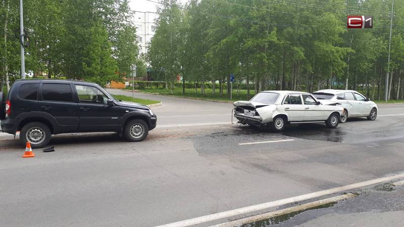 И не думал останавливаться: в центре Сургута столкнулись три машины