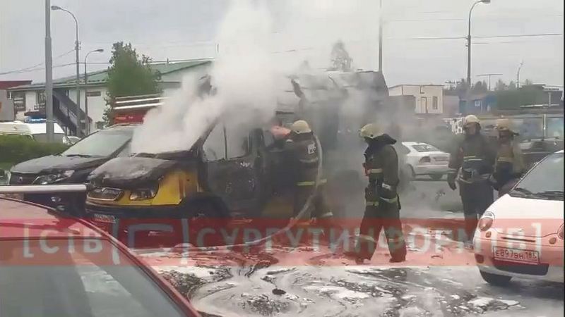 На одной из парковок Сургута в пожаре полностью выгорел микроавтобус
