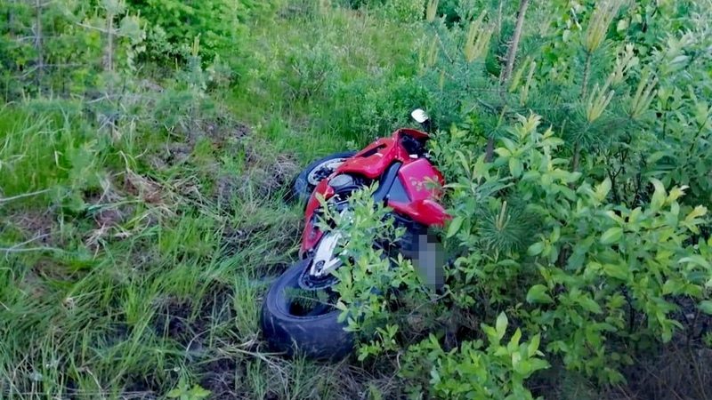 На трассе в Югре мотоцикл занесло и выбросило в кювет, пострадал молодой водитель