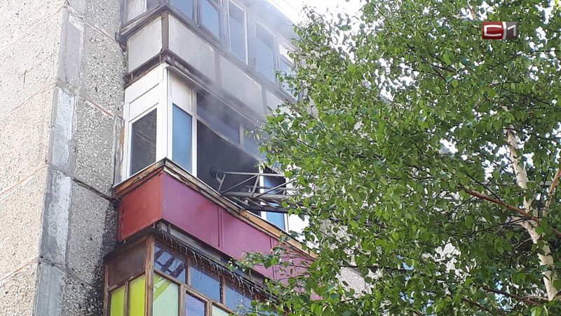 В Сургуте горит квартира: в пожаре пострадал человек. ВИДЕО