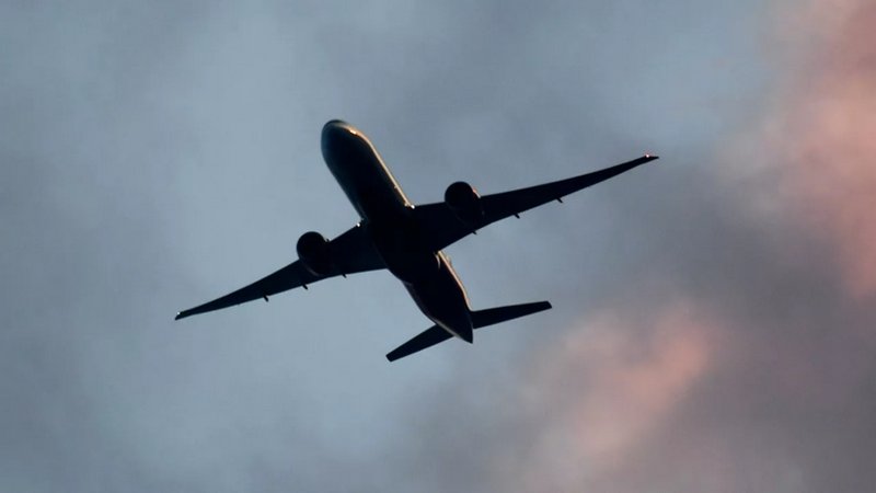 Вылетевший из Тюмени в Санкт-Петербург самолет экстренно вернули обратно
