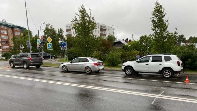 На перекрестке в Ханты-Мансийске «поцеловались» три автомобиля