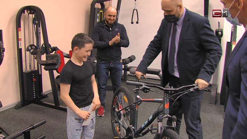 Юному рекордсмену из Сургутского района за его достижения вручили велосипед