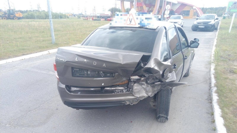 Учебное авто попало в ДТП в Сургуте — пострадал 17-летний кандидат в водители
