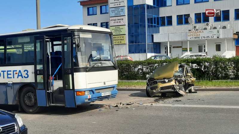 В Сургуте на Профсоюзов легковушка столкнулась с вахтовым автобусом