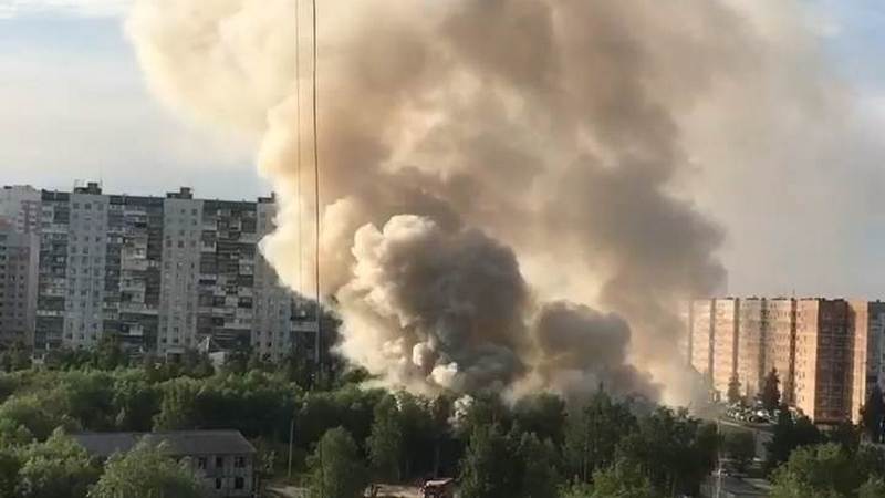 В центре Нижневартовска случился крупный пожар. ВИДЕО