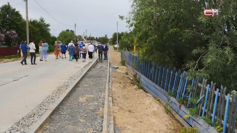 В Сургутском районе жители жалуются, что из-за новой дороги им топит участки