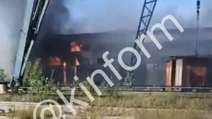 В Сургуте пожар - загорелось здание на территории производственной базы