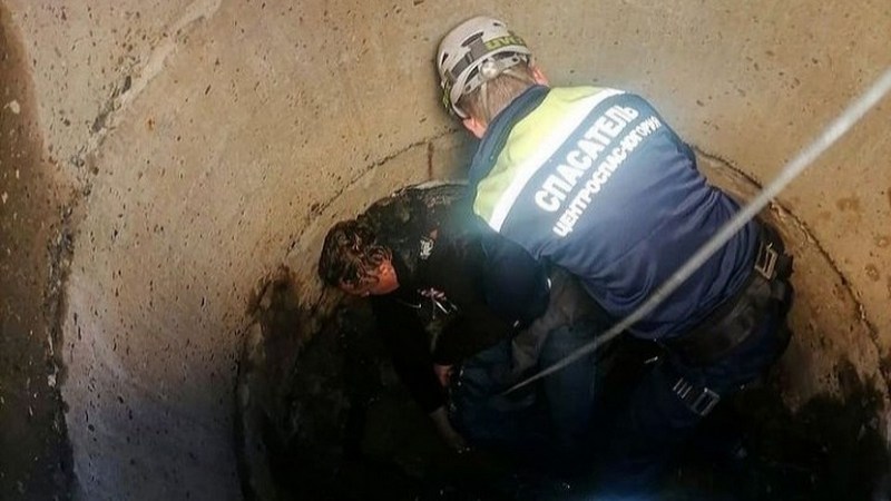 В Югре мужчина провалился в канализационный люк