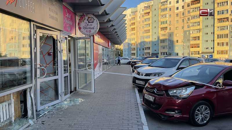 В Сургуте иномарка въехала в кофейню — водителю стало плохо