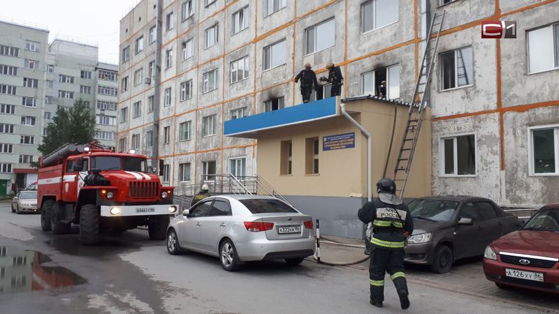  В Сургуте при пожаре в многоэтажке сгорела квартира. ФОТО