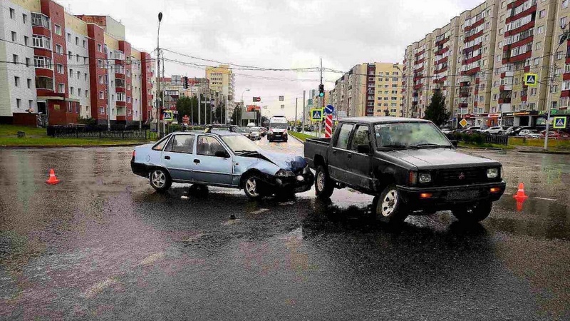 Авария на перекрестке в Сургуте: двое человек получили травмы