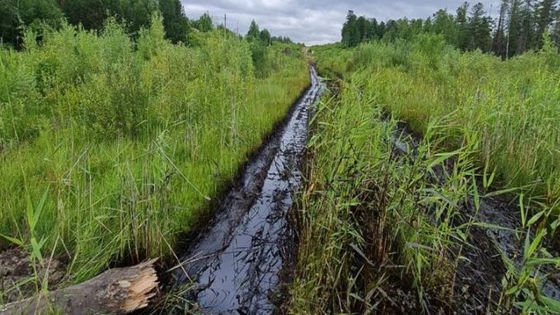 На месторождении дочки «Роснефти» в Югре прорвало нефтепровод