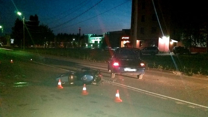 В Нефтеюганске автомобиль сбил мотоциклиста, ехавшего по главной дороге