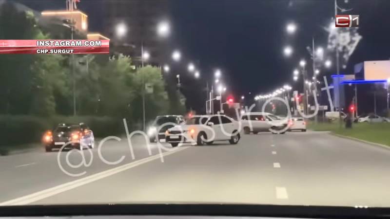 Две иномарки столкнулись на улице Гагарина в Сургуте