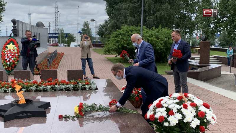 День ВМФ в Сургуте: цветы на Мемориале Славы, машины с флагами