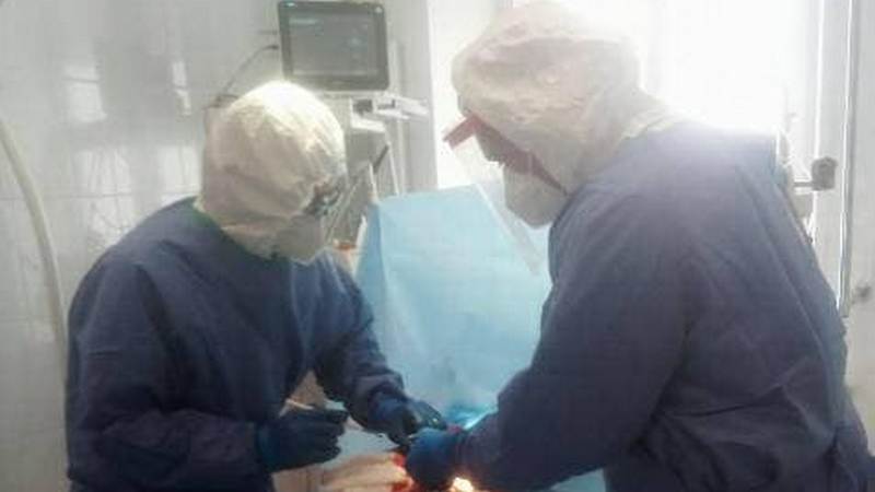 Югорские хирурги провели экстренную операцию в условиях «красной зоны»