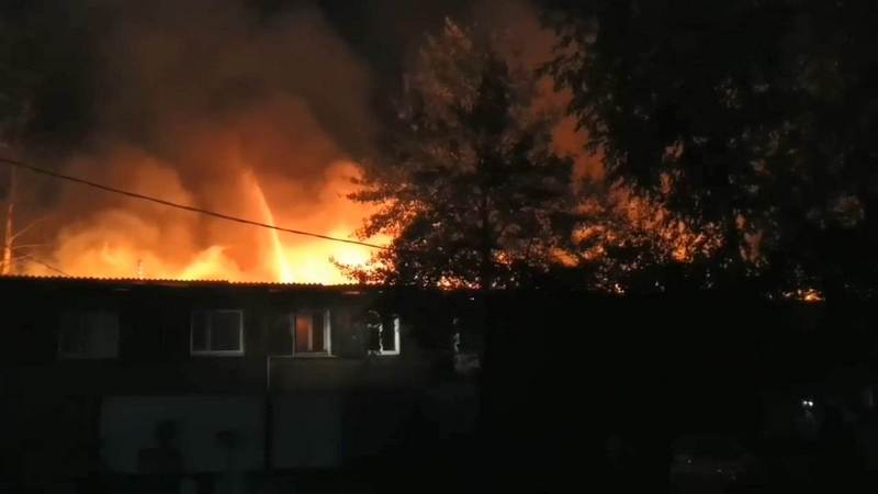 В Нефтеюганске сгорел двухэтажный дом — без жилья остались 50 человек. ВИДЕО