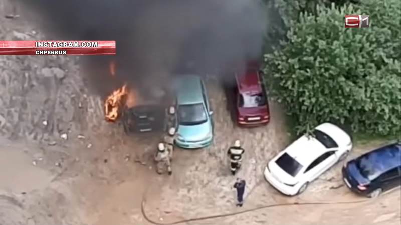 На улице Усольцева в Сургуте сгорела иномарка