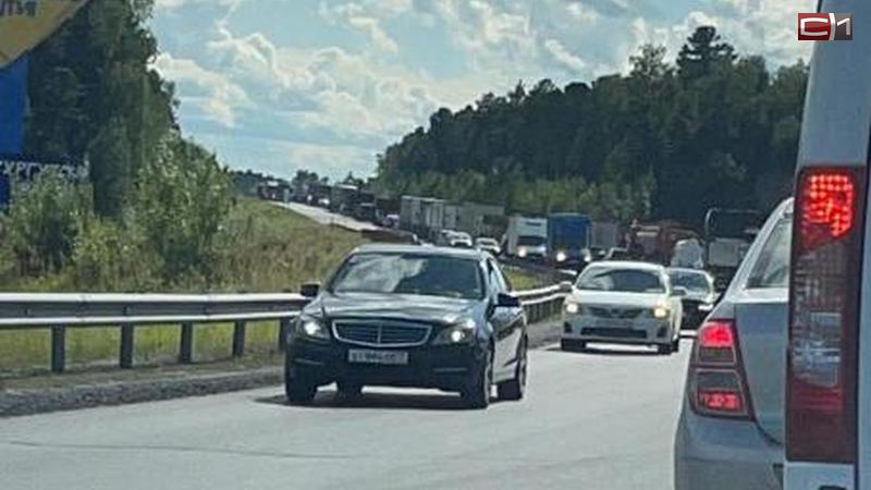 Вниманию водителей: по дороге в Нефтеюганск образовалась большая пробка