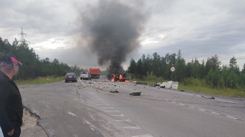 Смертельное ДТП в Сургутском районе: УАЗ столкнулся с грузовиком и вспыхнул