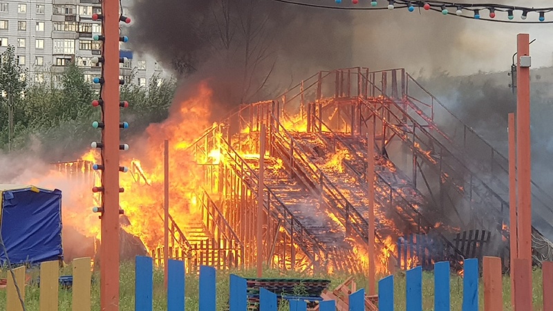 Вспыхнули как спички: в Югре сожгли горки на детской площадке