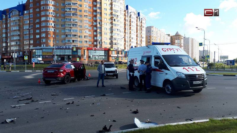 Авария в Сургуте: после столкновения одну из машин отбросило на тротуар