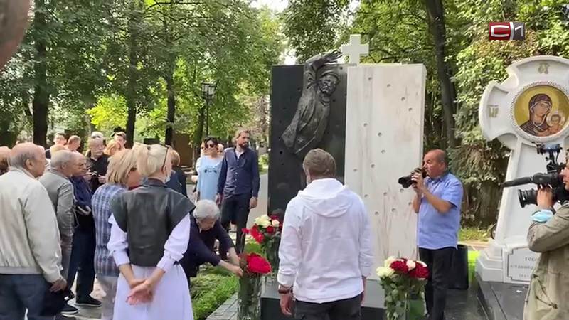 Режиссеру фильма «Кин-дза-дза!» Георгию Данелии установили памятник