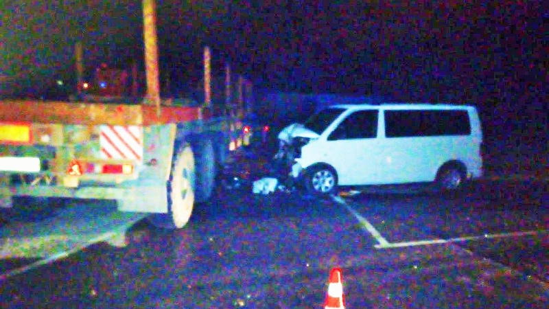 В Югре микроавтобус врезался в КамАЗ — 6 человек получили травмы
