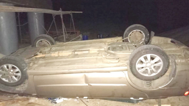 Легковой автомобиль упал с моста в Югре - водитель и пассажир выжили