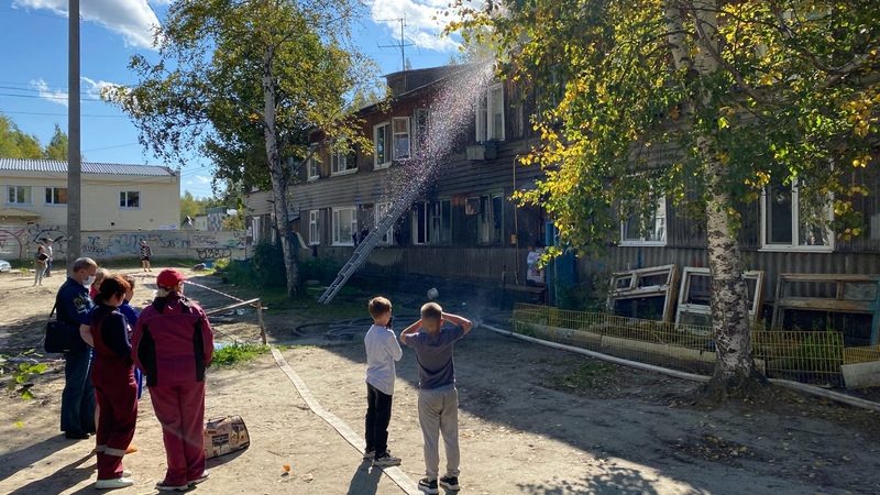 Пожар в жилом двухэтажном доме Нефтеюганска — люди успели эвакуироваться