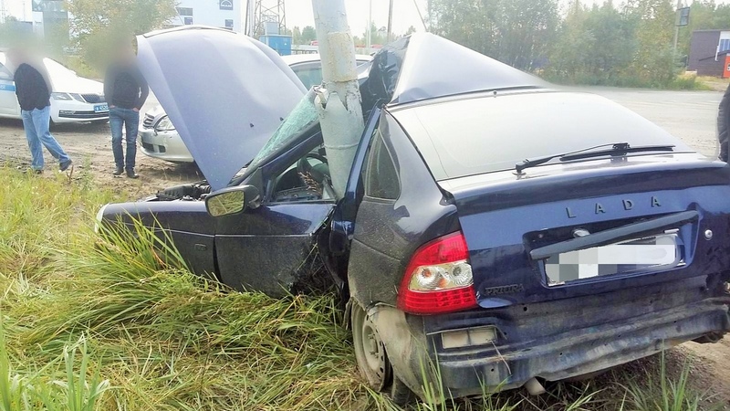 Машина «обняла» столб: югорчанин чудом выжил в страшной аварии
