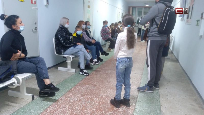 "К педиатру не попасть": родители жалуются на очереди в одной из поликлиник Сургута
