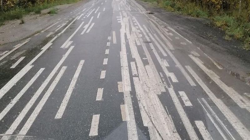 В Югре нашли дорогу-черновик — она почти полностью исчерчена разметкой