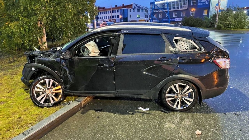 На улице Профсоюзов в Сургуте столкнулись два автомобиля