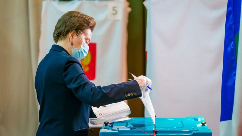 Губернатор Югры — в числе первых проголосовавших сегодня жителей округа