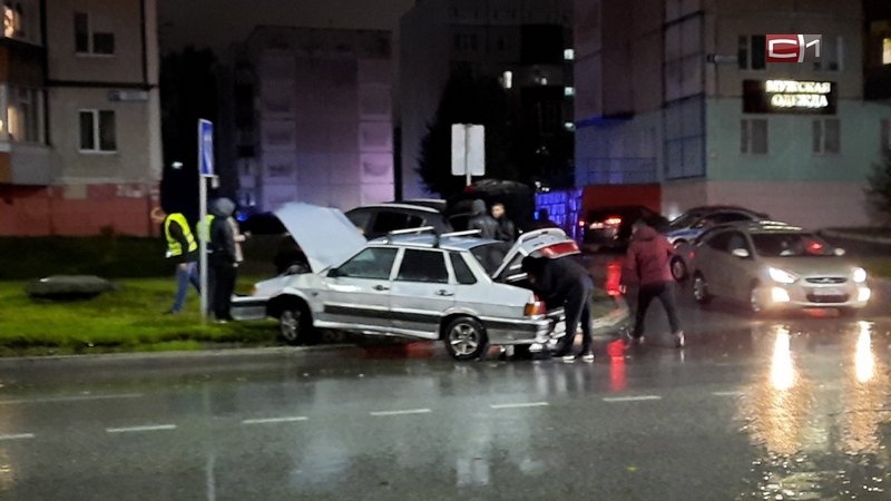 ДТП на Лермонтова в Сургуте — столкнулись два автомобиля