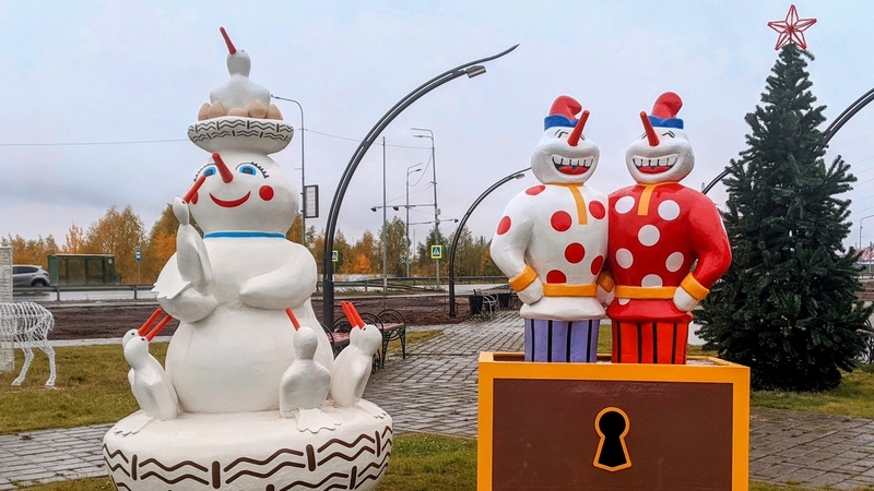 Археопарк в Ханты-Мансийске украсили нетающие снеговики