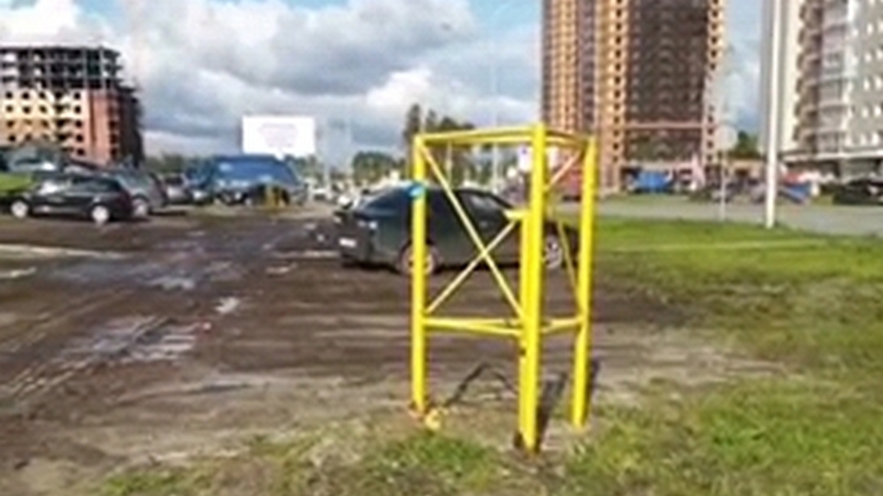 В Сургуте автолюбители превратили новый газон в парковку. ВИДЕО