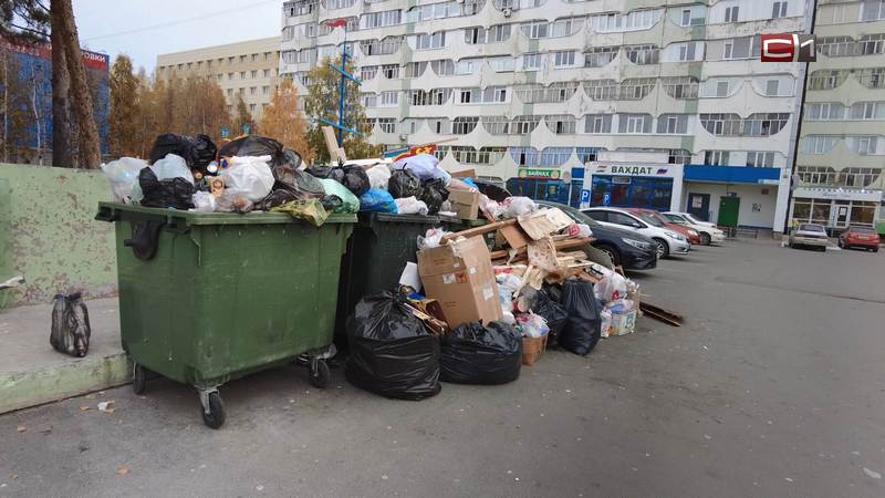 Жители дома в Сургуте пожаловались, что у них неделю не вывозили мусор