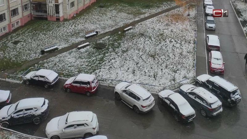 Сургутские улицы и дворы накрыло снегом. ФОТО