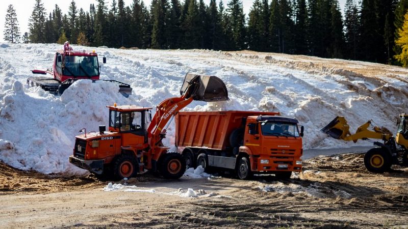 В Ханты-Мансийске прокладывают лыжную трассу из искусcтвенного снега