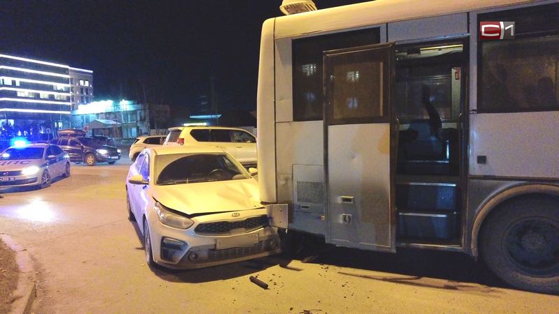 В Сургуте внедорожник «загнал» иномарку под автобус: обошлось без жертв