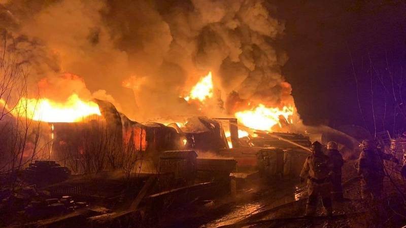 Крупный пожар на складе с мебелью в одном из городов ХМАО
