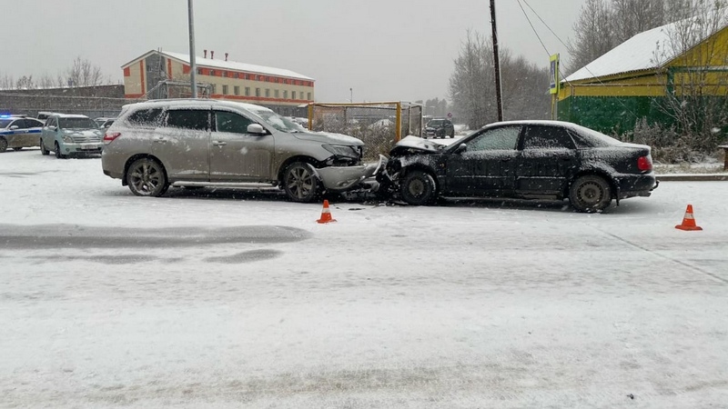 Не справился с управлением: лобовое столкновение авто в Нижневартовске