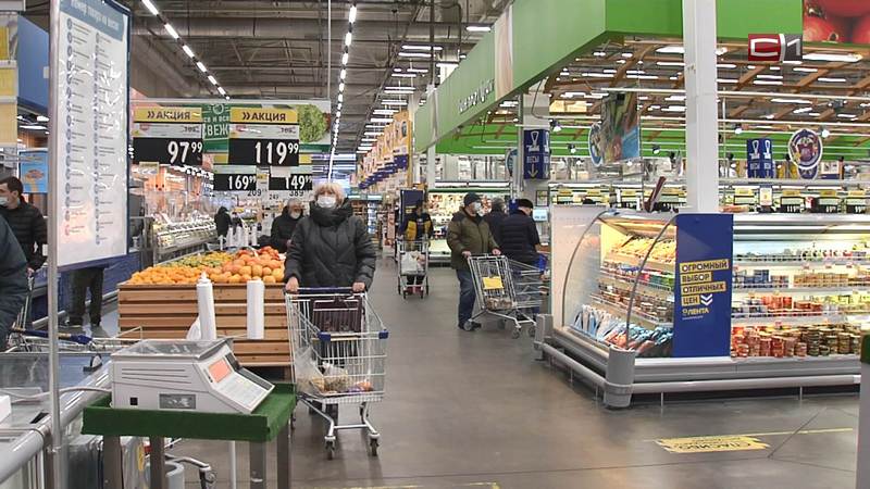 В продовольственных магазинах Сургута рассказали, кто сможет закупаться без QR-кода