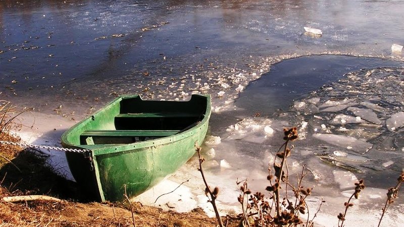 Реки Югры начали затягиваться льдом, но выходить на него еще опасно