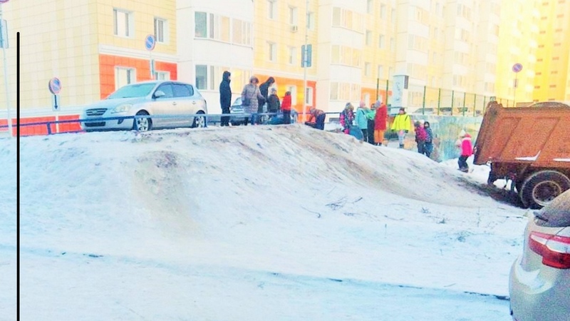 В Сургуте ребенок попал под машину, катаясь на тюбинге во дворе дома
