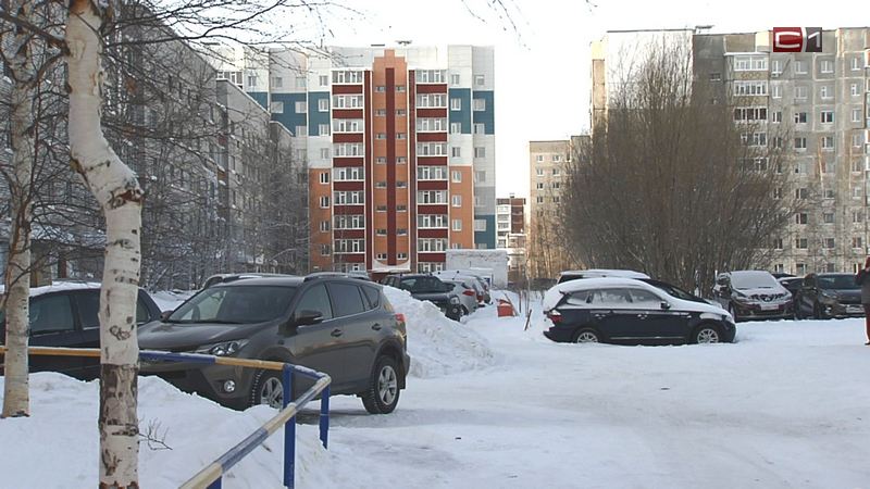 Жители Сургута недовольны уборкой снега на придомовых территориях